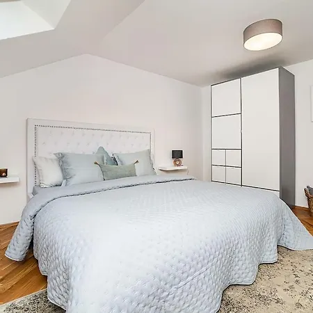 Luxurious 3 Bedroom In The Old Town Apartmán *