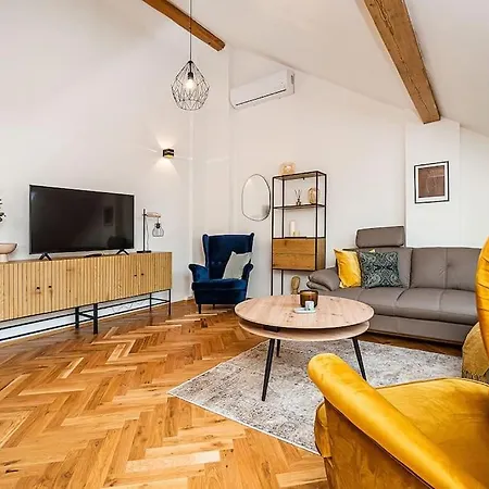 Apartmán Luxurious 3 Bedroom In The Old Town *