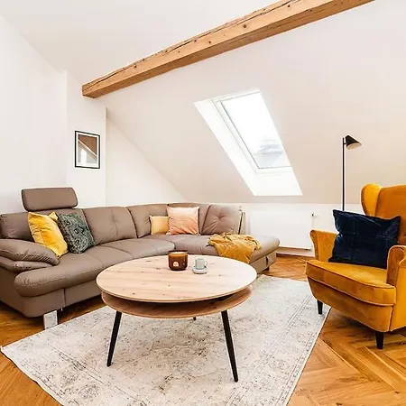 Luxurious 3 Bedroom In The Old Town Apartmán