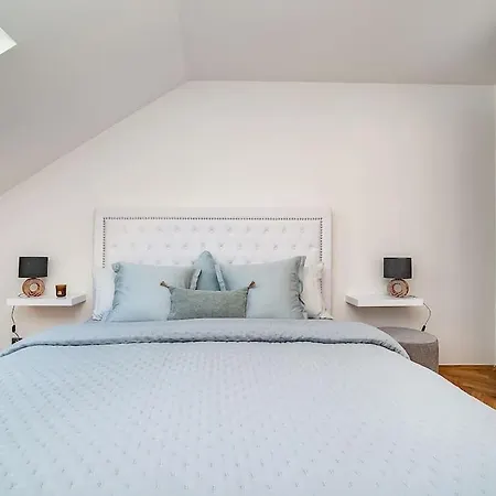 Luxurious 3 Bedroom In The Old Town Praha