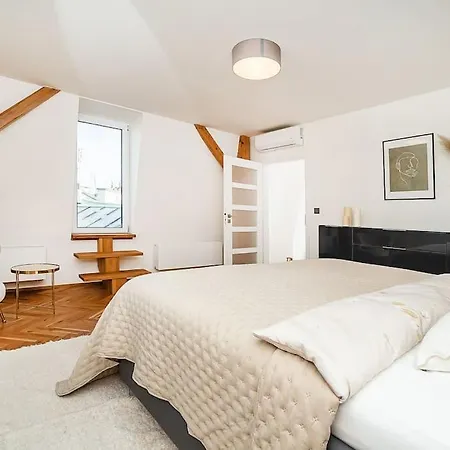 Luxurious 3 Bedroom In The Old Town Apartmán