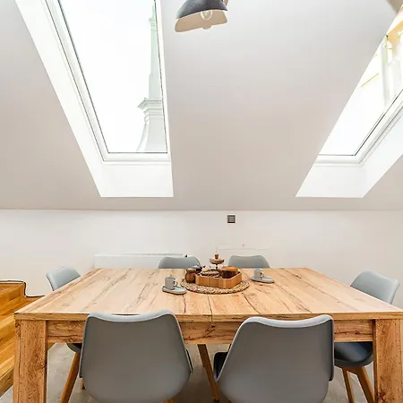 Luxurious 3 Bedroom In The Old Town Apartment