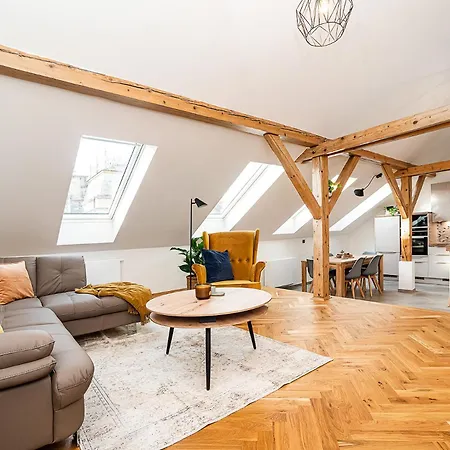 Luxurious 3 Bedroom In The Old Town Apartment *