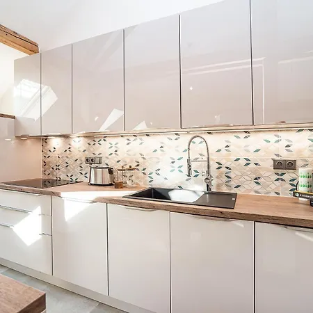 Luxurious 3 Bedroom In The Old Town Apartment *