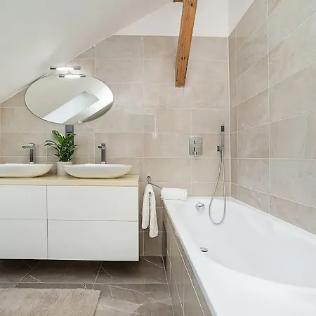 Luxurious 3 Bedroom In The Old Town דירה